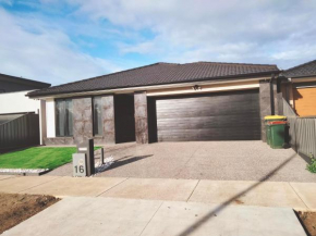 Modern and cosey 4 bedroom house walk to beach